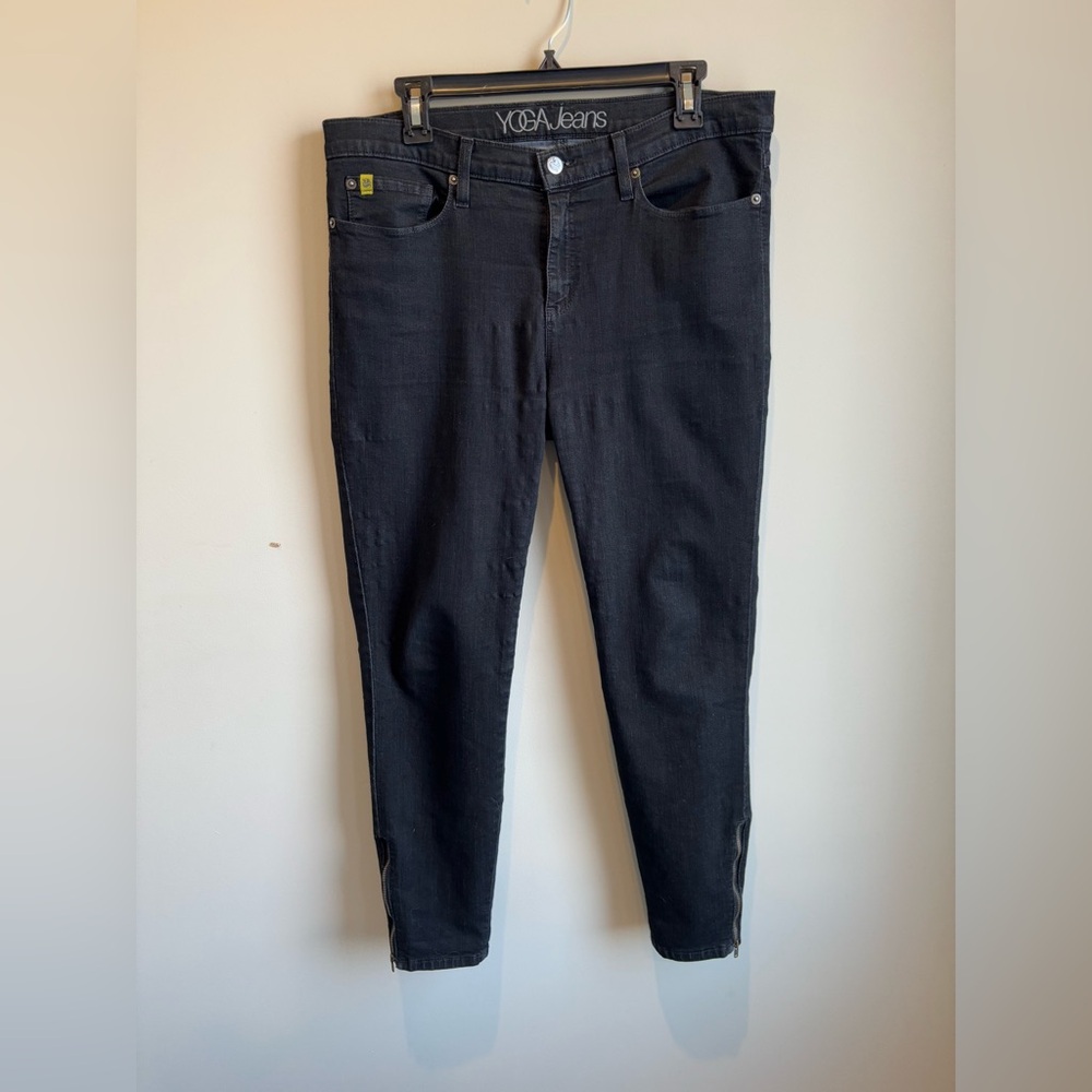 Yoga jeans Women's Black Denim with zippers at ankles size 32 new without tags!